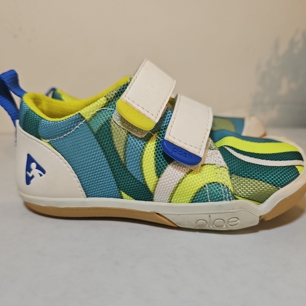 Toddler Plae laceless Sneakers size 8.5